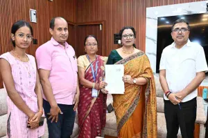 Bokaro News: उपायुक्त अजय नाथ झा ने पत्नी संग कराया SIR, मतदाताओं से की भाग लेने की अपील