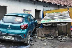 Koderma News: गांधी चौक के पास अनियंत्रित कार ने तीन लोगों को रौंदा, ठेले को मारी टक्कर