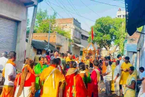 Pakur News: फूलों से सजे रथ पर विराजमान हुए भगवान जगन्नाथ, दर्शन को उमड़े हजारों श्रद्धालु