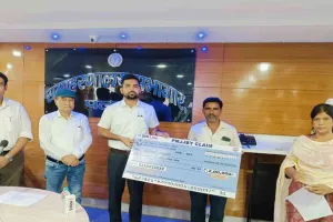 डीसी दिलीप शेखावत ने जेएसएलपीएस की समीक्षा की, PMJJBY लाभुकों के आश्रितों को सौंपे ₹2-2 लाख के डमी चेक