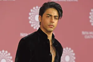 Aryan Khan Viral Video: लंदन की सड़कों पर मिस्ट्री गर्ल के साथ दिखे शाहरुख खान के बेटे