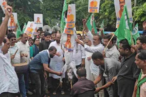 Pakur News: नीट विवाद और छात्रों पर लाठीचार्ज के विरोध में झामुमो ने निकाला आक्रोश मार्च