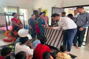 Palamu News: उपायुक्त दिलीप प्रताप सिंह शेखावत ने अनाथ बच्चों के बीच मनाया अपना जन्मदिन