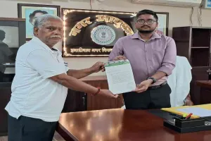 Hazaribagh News: स्वतंत्रता सेनानी विचार मंच ने नगर आयुक्त को सौंपा ज्ञापन, गांधी मैदान सौंदर्यीकरण की मांग