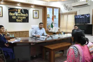Deoghar News: जनता दरबार में पहुंचे ग्रामीण, उपायुक्त ने अधिकारियों को दिए समयबद्ध निष्पादन के निर्देश