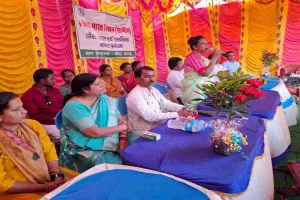 Dumka News: विधायक लुईस मरांडी ने छह सखी मंडलों को सौंपी ई-रिक्शा की चाबी