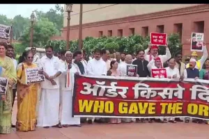 Delhi News: संसद परिसर में विपक्ष का प्रदर्शन, छात्रों पर कार्रवाई और राम मंदिर चढ़ावा विवाद पर सरकार को घेरा
