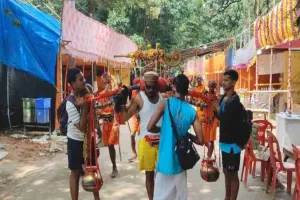 Deoghar News: सावन के दूसरे दिन बाबा धाम में उमड़ा जनसैलाब, 105 किमी पैदल चलकर पहुंचे लाखों कांवरिये