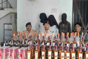 Koderma News: बिहार भेजी जा रही अवैध शराब की खेप जब्त, 3 तस्कर गिरफ्तार और वाहन जब्त 