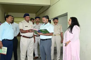 Giridih News: उपायुक्त रामनिवास यादव ने किया ईवीएम-वीवीपैट वेयरहाउस का मासिक औचक निरीक्षण