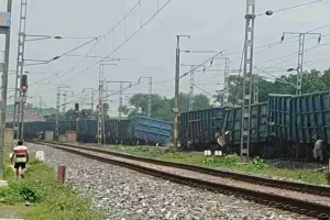 Palamu News: बरकाकाना-सोननगर रेलखंड पर मालगाड़ी के 11 डिब्बे पटरी से उतरे, डाउन लाइन पर परिचालन प्रभावित