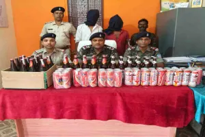 Hazaribagh News: पदमा में किराना दुकान की आड़ में अवैध शराब बिक्री का भंडाफोड़