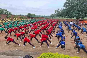 Koderma News: DAV पब्लिक स्कूल में नियमित सामूहिक पीटी, स्वस्थ शरीर-स्वस्थ मन का दिया संदेश