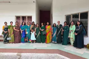 Ranchi News: सावन मिलन के दौरान सुहागिन महिलाओं को दिए गए पारंपरिक सुहाग चिन्ह