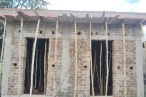 Pakur News: स्कूल में घटिया सामग्री से बन रहा शौचालय, बिना सूचना पट्ट के निर्माण पर उठे सवाल