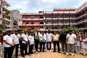 Deoghar News: हरित देवघर अभियान के तहत रेड रोज स्कूल में 194 विद्यार्थियों को बांटे गए पौधे