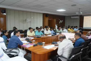 Hazaribagh News: उपायुक्त हेमंत सती ने ली डीएमएफटी योजनाओं की समीक्षा बैठक, दिए कड़े निर्देश