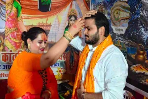 Deoghar News: महामंडलेश्वर राजेश्वरी नंद गिरी के सेवा शिविर पहुंचे भोजपुरी सुपरस्टार अरविंद अकेला ‘कल्लू’