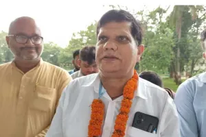 Koderma News: चंद्रावती स्मारक उत्कृष्ट विद्यालय में सुधीर कुमार सिंह का भव्य विदाई समारोह आयोजित