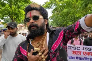 JPSC विवाद: विधानसभा घेराव में ‘पुष्पा भाऊ’ का अंदाज, बोले- झुकेगा नहीं झारखंड का छात्र