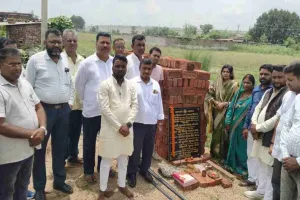 Palamu News: हरिहरगंज के वार्ड-5 में सड़क और नाली निर्माण योजना का हुआ शिलान्यास