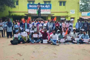 Khunti News: सीटों की कमी पर ABVP का हुंकार, बिरसा कॉलेज में विद्यार्थियों ने किया जोरदार प्रदर्शन