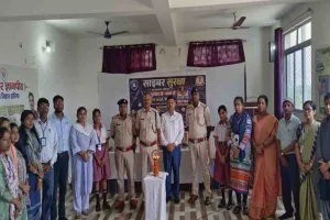 Dhanbad News: संस्कार ज्ञानपीठ में पुलिस ने चलाया साइबर सुरक्षा जागरूकता अभियान
