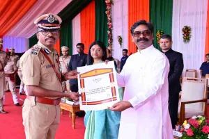 स्वतंत्रता दिवस समारोह में मुख्यमंत्री ने पुलिस अधिकारियों-जवानों को पदक देकर किया सम्मानित