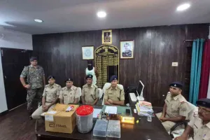 गोड्डा में नशे के खिलाफ बड़ी कार्रवाई, 1.4 किलो गांजा और 76 सॉल्यूशन बरामद