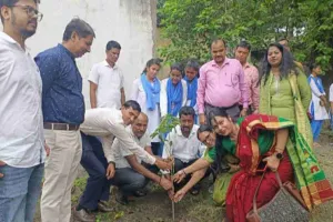 Sahibganj News: वन महोत्सव पर साहिबगंज महाविद्यालय में गूंजा पर्यावरण संरक्षण का संदेश, छात्रों ने लगाए पौधे