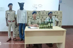 Dumka News: रामगढ़ पुलिस की बड़ी कार्रवाई, पिकअप से 90 पेटी अवैध विदेशी शराब जब्त