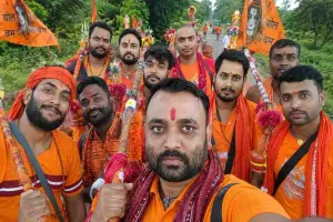 Koderma News: बाबा भोलेनाथ की भक्ति में लीन कांवरिए, बासोडीह से 105 किमी पैदल यात्रा पर निकला जत्था