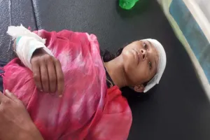 Koderma News: अंबाबाद में घर में घुसकर महिला पर कुल्हाड़ी से वार, छह नामजद पर केस