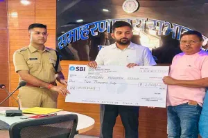 Palamu News: सड़क पर घायल पड़ा था युवक, चंदन प्रकाश सिन्हा ने दिखाई इंसानियत; DC-SP ने किया सम्मानित