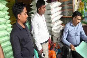 pakur News: खाद की कालाबाजारी पर प्रशासन सख्त, आमड़ापाड़ा में खाद दुकानों का औचक निरीक्षण