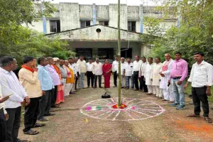 Giridih News: भाजपा कार्यकर्ताओं में गुटबाजी खुलकर आई सामने, झारखंड धाम मंडल में दो जगह हुआ झंडोत्तोलन