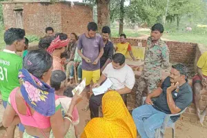 Koderma News: सीओ सारांस जैन ने गरियाय बिरहोर टोला का किया औचक निरीक्षण