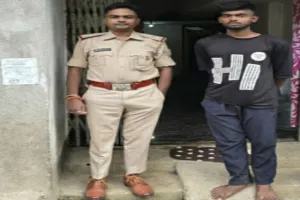 Sahibganj News: जाली नोट कांड में फरार अभियुक्त के घर चिपकाया गया इश्तिहार, ढोल-बाजे के साथ पहुंची टीम