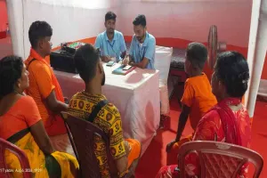 Dumka News: श्रावणी मेले में बासुकीनाथ आने वाले श्रद्धालुओं को परिजनों से मिला रही एआई तकनीक