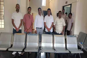 Simdega News: ग्रामीणों की सुविधा के लिए सिमडेगा अनुमंडल कार्यालय को मिली नई चेयर, पिता की स्मृति में की गई पहल