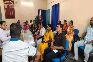 Hazaribagh News: जेएसएलपीएस बीपीएम के अड़ियल रवैये के खिलाफ बीडीओ हारून रासिद से मिलीं दर्जनों महिलाएं