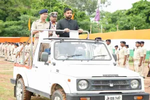 Palamu News: उपायुक्त दिलीप प्रताप सिंह शेखावत और एसपी कपील चौधरी ने किया परेड निरीक्षण