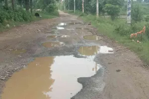 Koderma News: योगिटिल्हा रेलवे फाटक से सतडीहा आरईओ सड़क जर्जर, राहगीरों की बढ़ी परेशानी