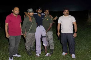 Crime News: हजारीबाग में प्रिंस खान गैंग के गुर्गे से मुठभेड़, पुलिस की गोली से घायल; हथियार-बम और धमकी भरे पर्चे बरामद