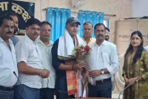 Koderma News: नगर पंचायत डोमचांच में गार्डन अधीक्षक राजेश आनंद को दी गई भावभीनी विदाई