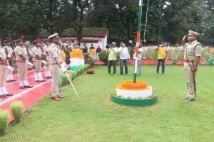 Ranchi News: स्वतंत्रता दिवस पर रांची पुलिस ने फहराया तिरंगा, एकता-अखंडता की रक्षा का लिया संकल्प