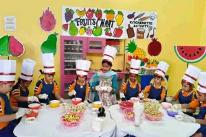 Koderma News: ग्रिजली पब्लिक स्कूल में यूकेजी के नन्हे बच्चों ने सीखी 'किचनैट एक्टिविटी'