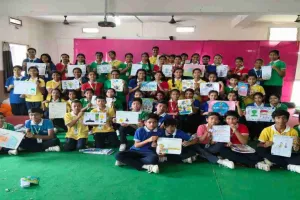Koderma News: सेक्रेड हार्ट स्कूल में दिखा बच्चों का इनोवेशन टैलेंट, पोस्टर प्रतियोगिता में चमके युवा