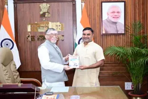 Deoghar News: चंद्रशेखर खवाड़े ने राज्यपाल संतोष गंगवार को सौंपा ज्ञापन, भू-माफिया पर कार्रवाई की मांग