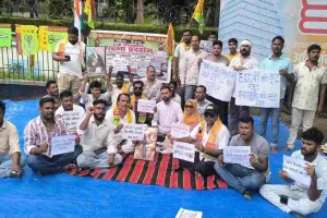 Deoghar News: जेएलकेएम ने समाहरणालय के समक्ष दिया धरना, जेपीएससी-जेएसएससी में धांधली का आरोप